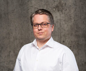 photo of Jostein Edvardsen standing up